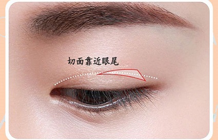 双眼皮怎么贴？沈阳化妆学校告诉这样贴0失误！