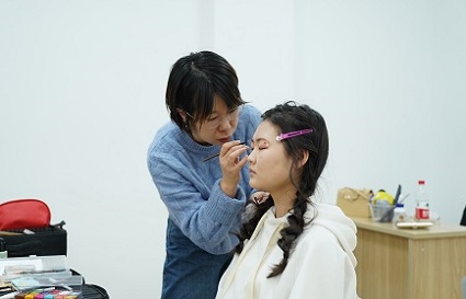 沈阳化妆学校哪家好 学化妆出来工资高吗？